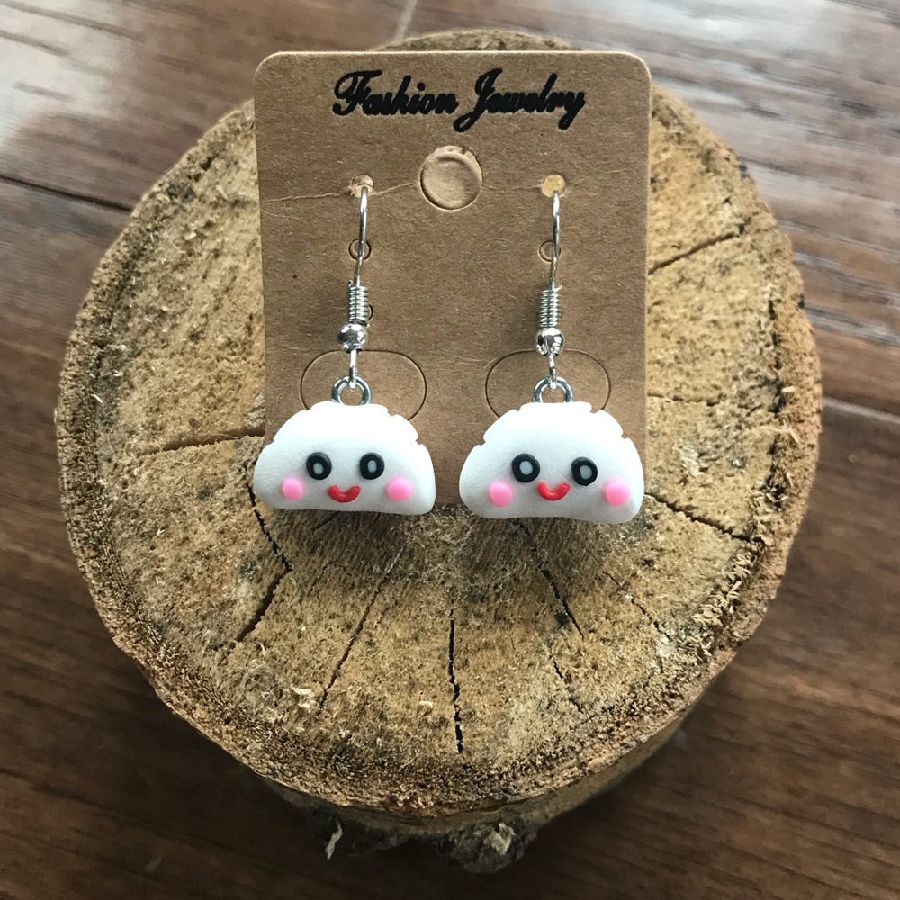 ☁️Cute Smiling Cloud Dangle Earrings – Kawaii Style